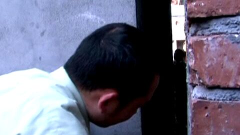 Una ni&ntilde;a queda atrapada en un hueco entre edificios en China