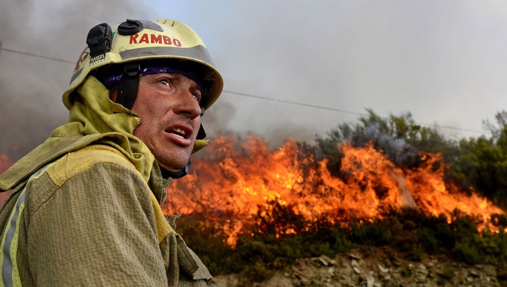 Decenas de incendios siguen activos en Asturias