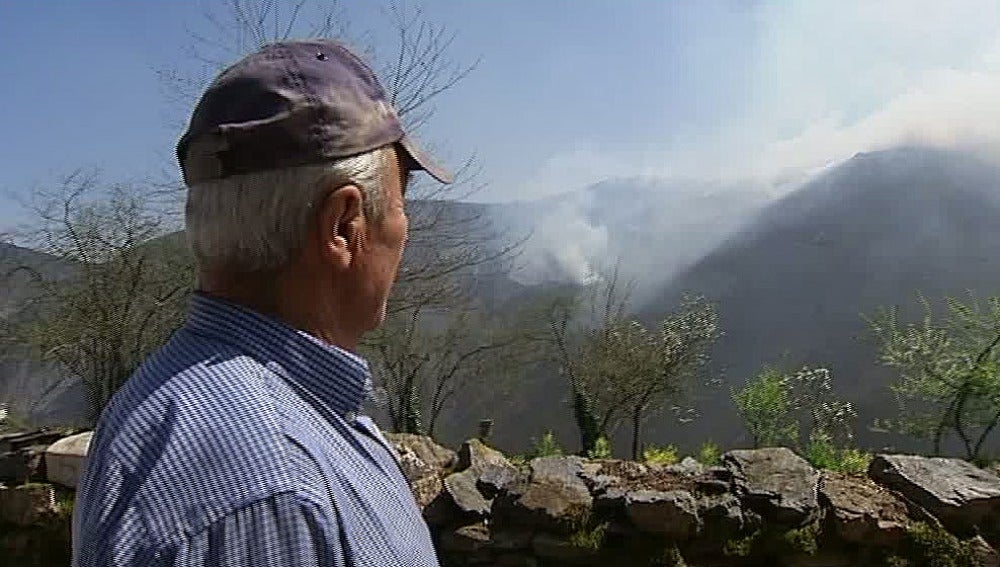 Un vecino contempla los fuegos en Asturias