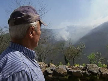 Un vecino contempla los fuegos en Asturias