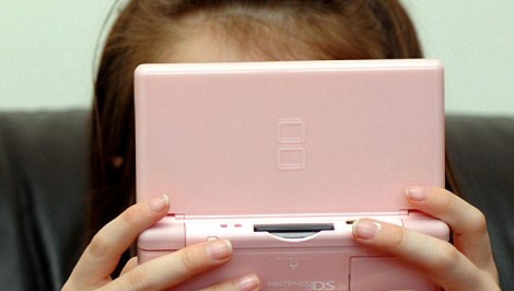 Una modelo posa con una videoconsola similar a la que grabó la agresión