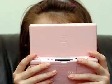 Una modelo posa con una videoconsola similar a la que grabó la agresión Una modelo posa con una videoconsola similar a la que grabó la agresión
