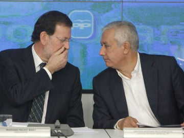 Mariano Rajoy charla con Javier Arenas