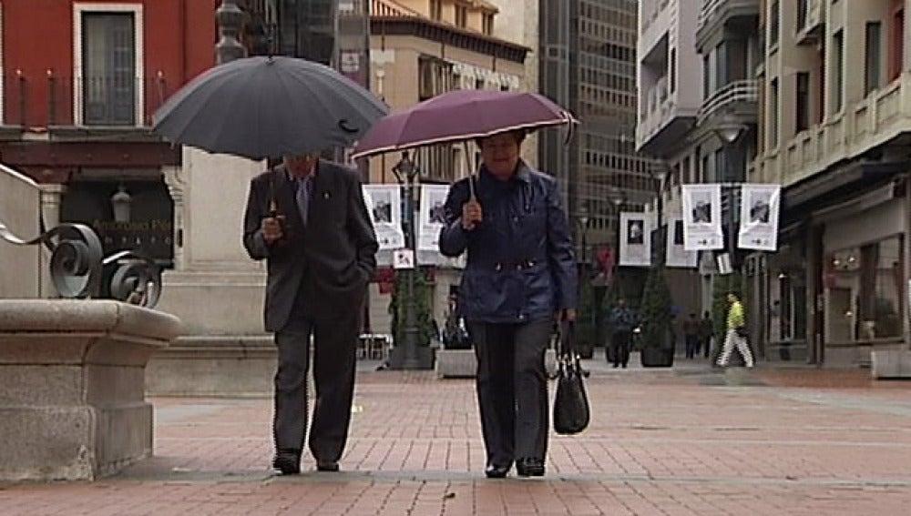 Una pareja pasea bajo la lluvia