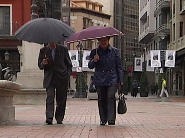 Una pareja pasea bajo la lluvia