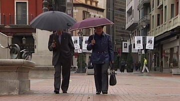 Una pareja pasea bajo la lluvia