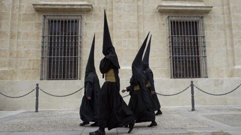 La lluvia se empe&ntilde;a en ser la protagonista en el Martes Santo