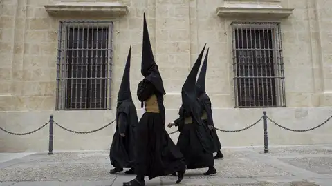 La lluvia se empeña en ser la protagonista en el Martes Santo La lluvia se empeña en ser la protagonista en el Martes Santo