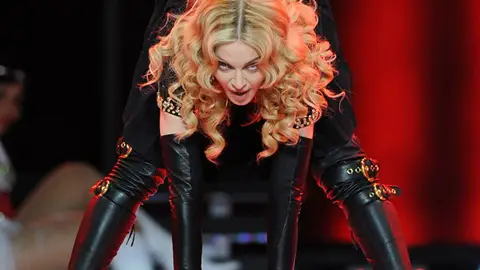 Madonna en medio de la actuación. Madonna en medio de la actuación.