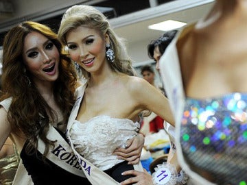 La modelo transexual Jenna Talackova junto a Miss Corea