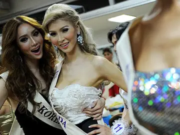 La modelo transexual Jenna Talackova junto a Miss Corea La modelo transexual Jenna Talackova junto a Miss Corea