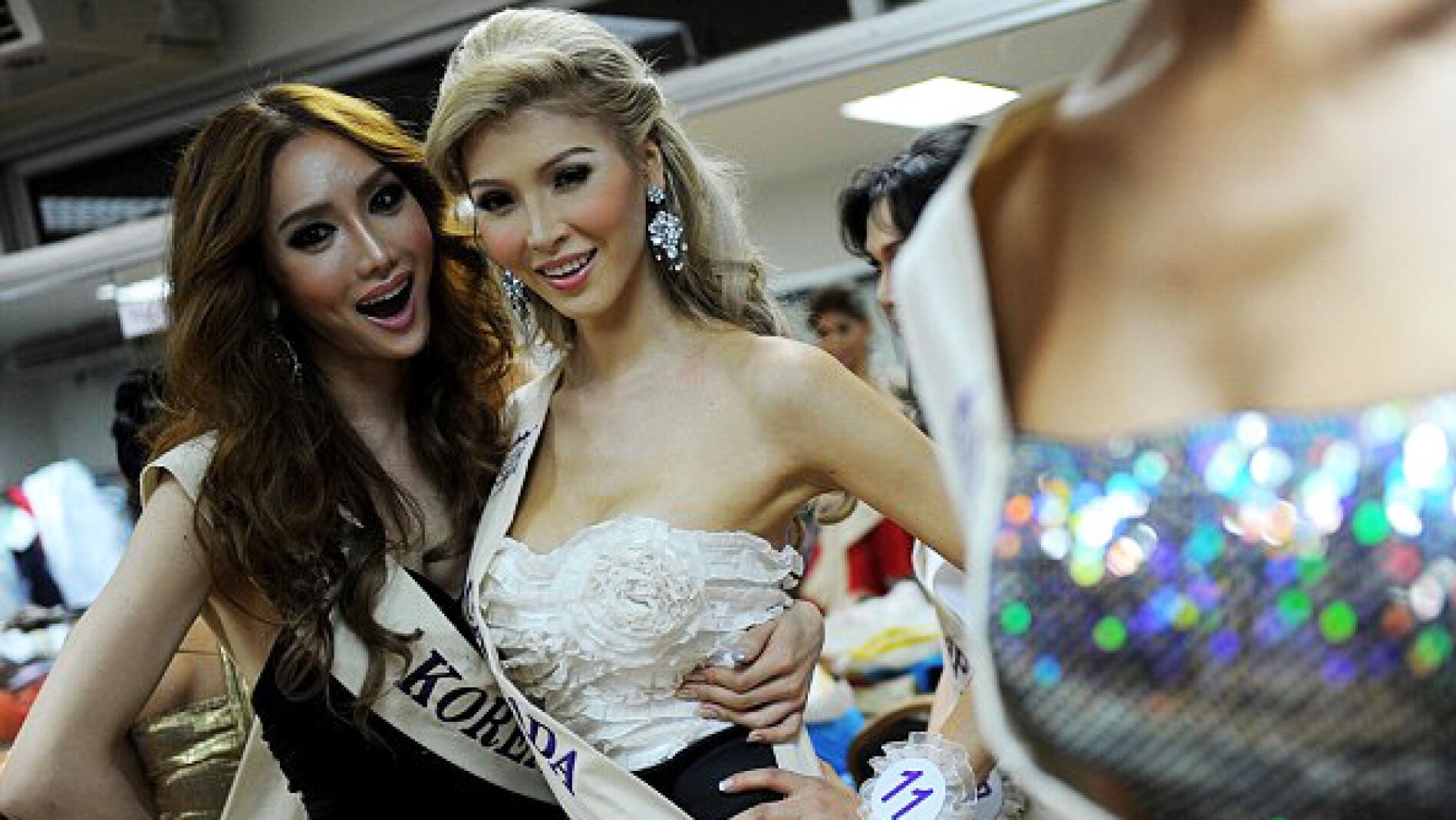 La modelo transexual Jenna Talackova junto a Miss Corea