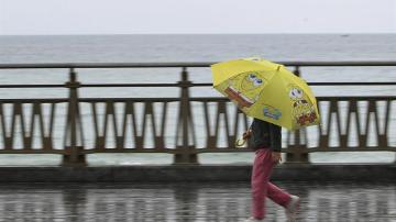 Una niña camina por el paseo de La Zurriola de San Sebastián