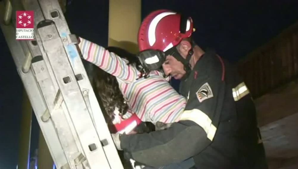 Bombero rescatando a una niña montada en la atracción