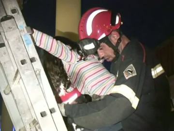 Bombero rescatando a una niña montada en la atracción Bombero rescatando a una niña montada en la atracción