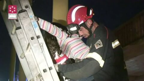 Bombero rescatando a una ni&ntilde;a montada en la atracci&oacute;n