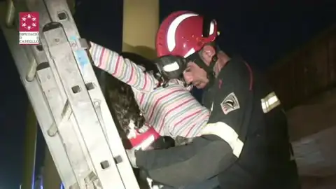 Bombero rescatando a una niña montada en la atracción Bombero rescatando a una niña montada en la atracción