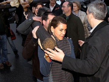 María Dolores de Cospedal, de costalera