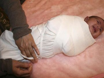 Vendaje de un 'bebé-momia' en Marruecos Vendaje de un 'bebé-momia' en Marruecos