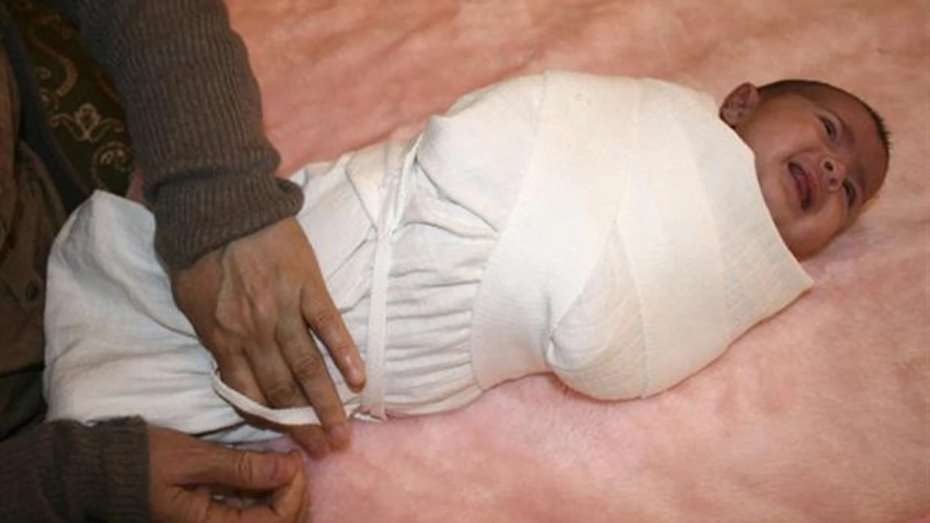 Vendaje de un 'bebé-momia' en Marruecos Vendaje de un 'bebé-momia' en Marruecos