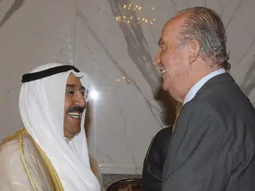 El rey en Kuwait con el emir El rey en Kuwait con el emir
