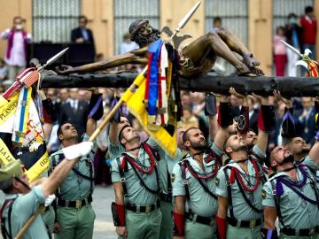 Caballeros legionarios trasladan al Santísimo Cristo de la Buena Muerte de Málaga