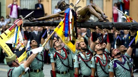 Caballeros legionarios trasladan al Sant&iacute;simo Cristo de la Buena Muerte de M&aacute;laga