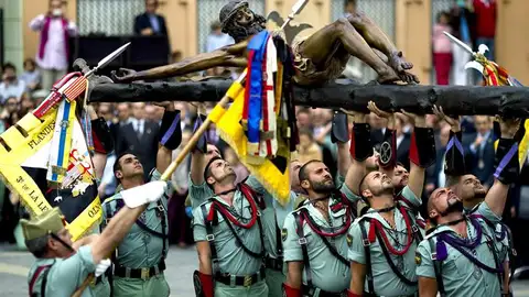 Caballeros legionarios trasladan al Santísimo Cristo de la Buena Muerte de Málaga Caballeros legionarios trasladan al Santísimo Cristo de la Buena Muerte de Málaga