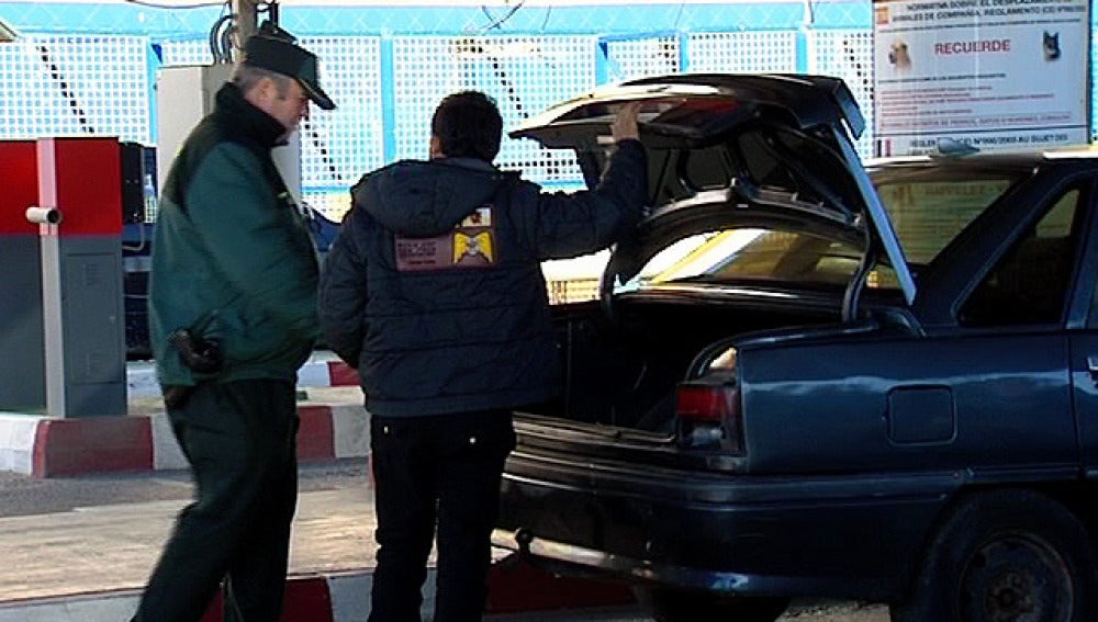 Un agente de la Guardia Civil intercepta un coche en el Estrecho