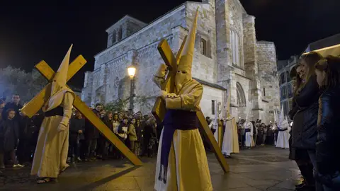 Dos cofrades de la Penitente Hermandad de Jesús Yacente de Zamora Dos cofrades de la Penitente Hermandad de Jesús Yacente de Zamora