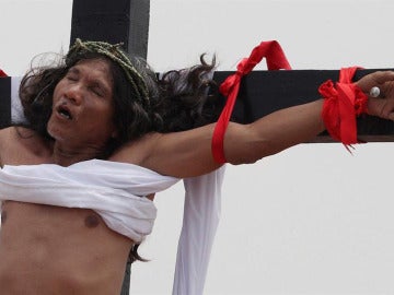 Un filipino crucificado