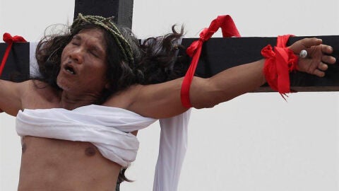Un filipino crucificado