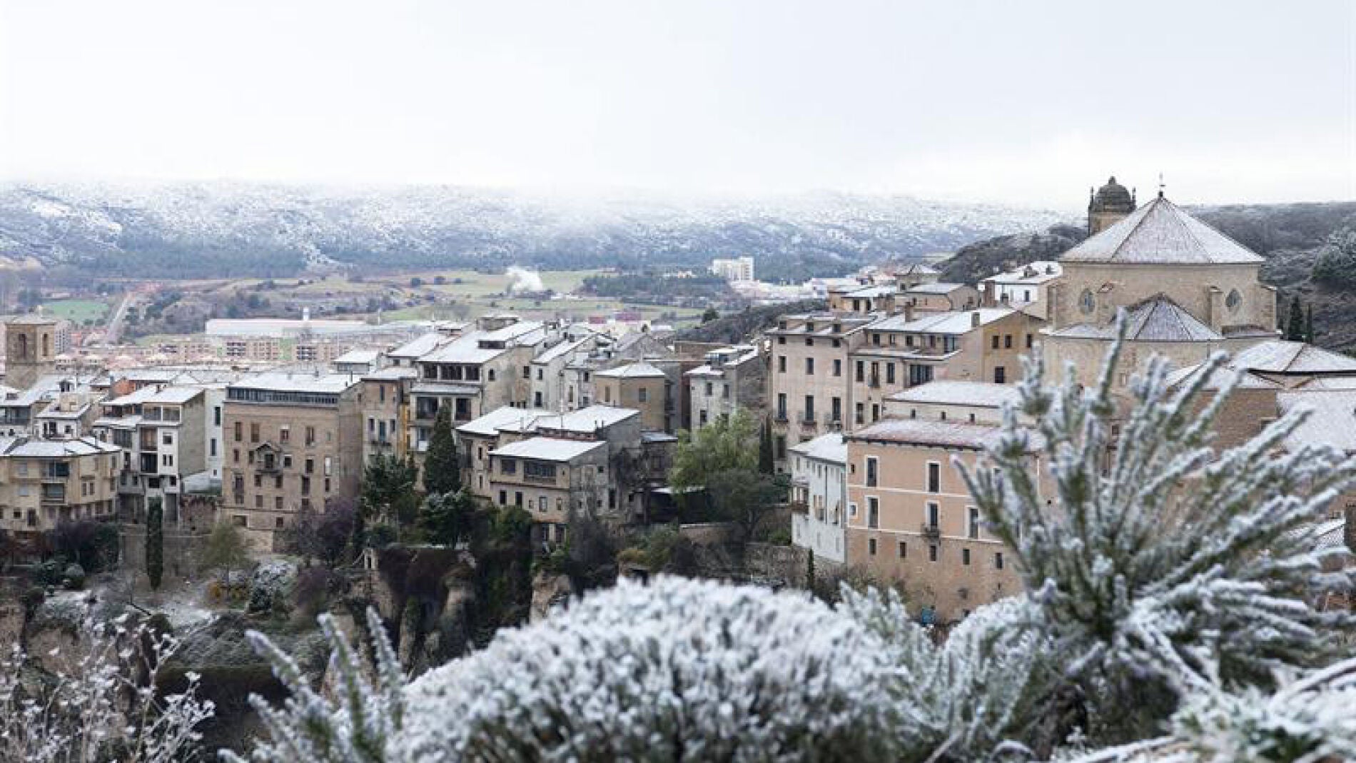 Cuenca amaneci&oacute; nevada