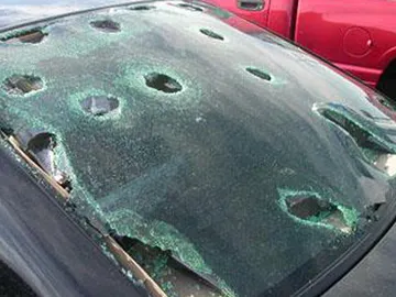 Destrozos en un coche por el granizo Destrozos en un coche por el granizo