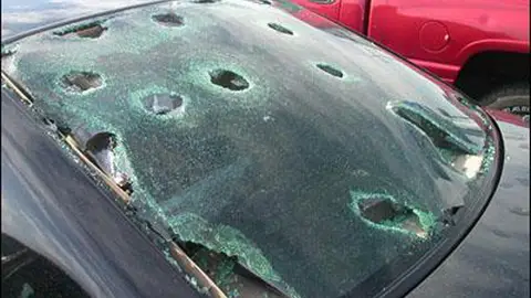 Destrozos en un coche por el granizo Destrozos en un coche por el granizo