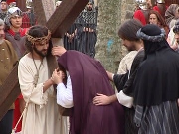Balmaseda rememora el Vía Crucis de Jesús con su Pasión viviente