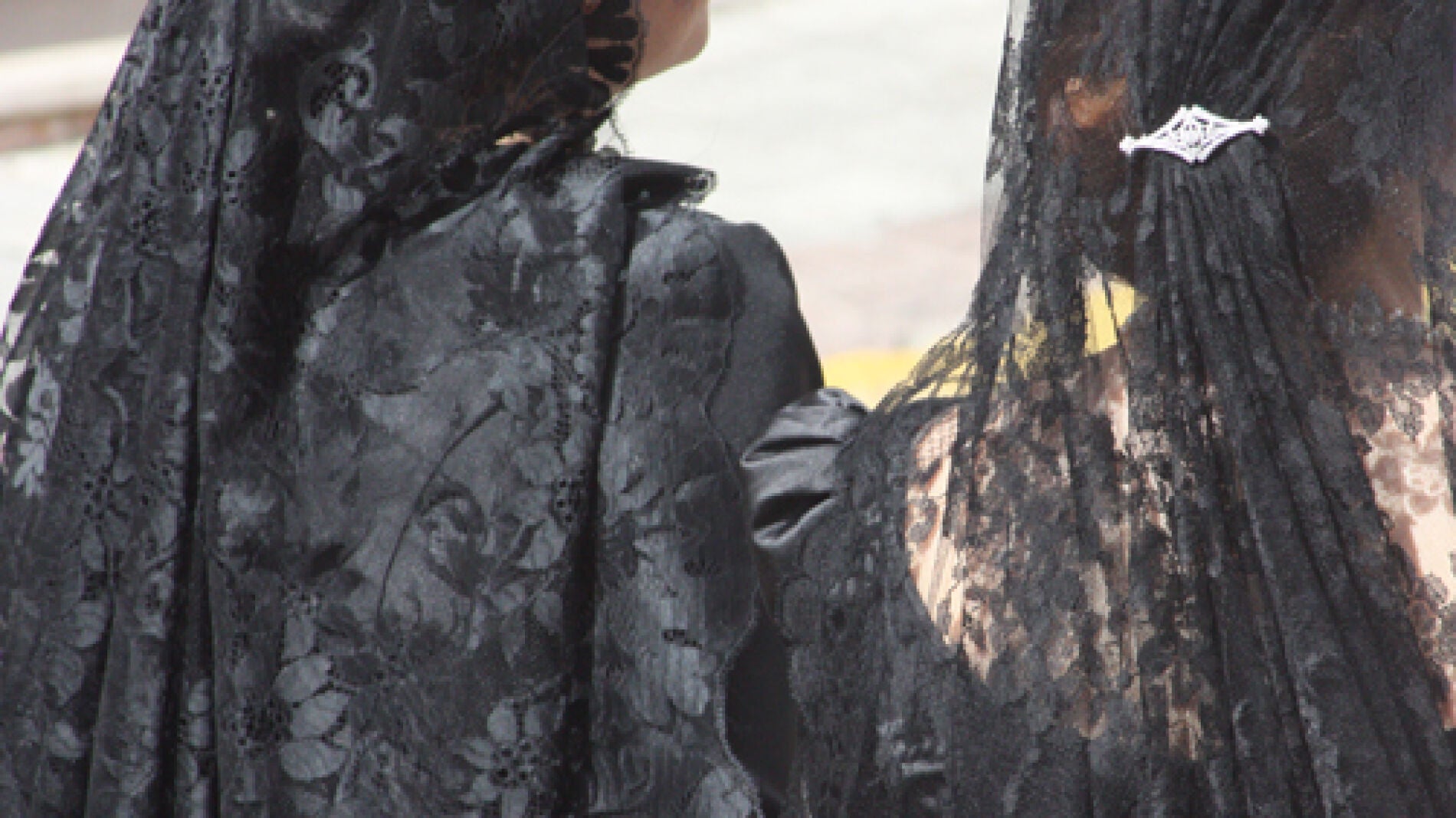 Mujeres vestidas de mantilla durante un procesi&oacute;n