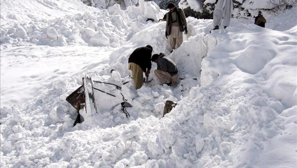 Un alud sepulta en Pakistán a al menos 135 soldados