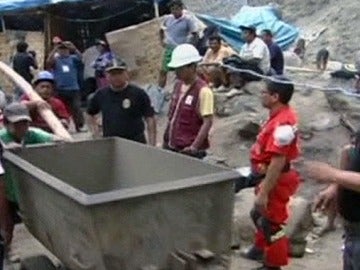 Trabajos de rescate de nueve mineros en Perú Trabajos de rescate de nueve mineros en Perú