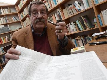 El escritor Günter Grass muestra su poema en un diario alemán