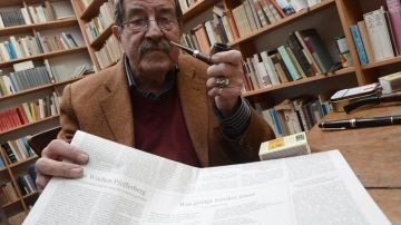 El escritor Günter Grass muestra su poema en un diario alemán