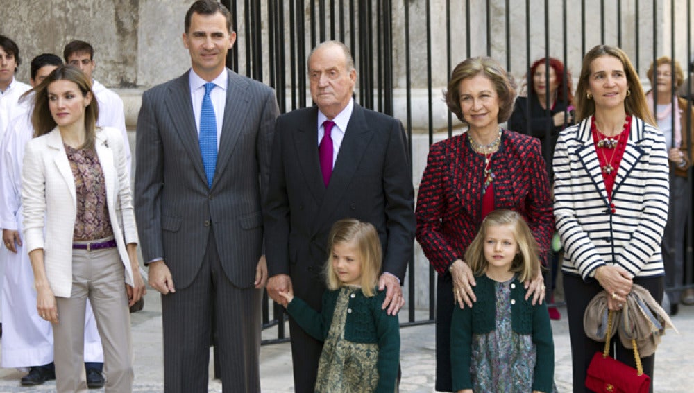 La familia real, antes de la misa del Domingo de Resurrección