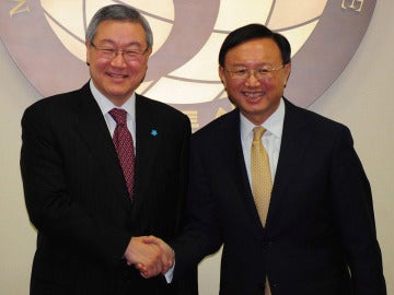 El ministro surcoreano de Exteriores, Kim Sung-Hwan, saluda a su homólogo chino, Yang Jiechi