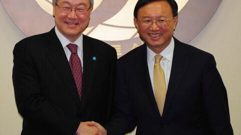 El ministro surcoreano de Exteriores, Kim Sung-Hwan, saluda a su hom&oacute;logo chino, Yang Jiechi