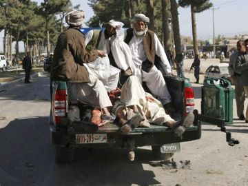 Varias personas trasladan a un hospital de Herat a varios heridos del ataque suicida talibán