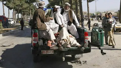 Varias personas trasladan a un hospital de Herat a varios heridos del ataque suicida talibán Varias personas trasladan a un hospital de Herat a varios heridos del ataque suicida talibán