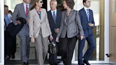 La reina Sofía, junto a la infanta Elena, sale de la Clínica Quirón de Madrid La reina Sofía, junto a la infanta Elena, sale de la Clínica Quirón de Madrid