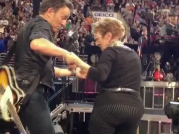 Bruce Springsteen junto a su madre Bruce Springsteen junto a su madre