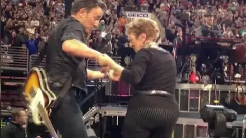 Bruce Springsteen junto a su madre Bruce Springsteen junto a su madre
