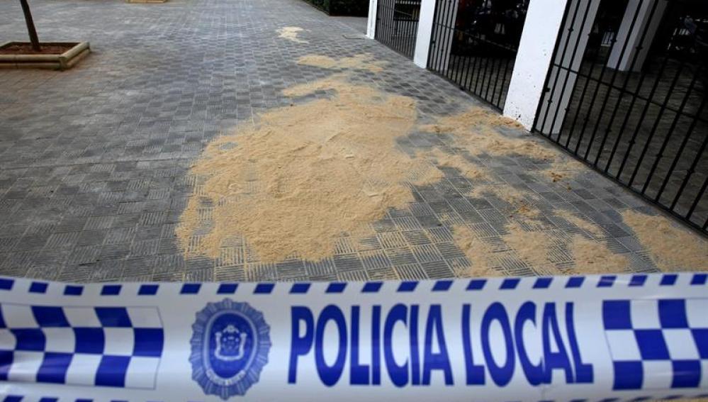 Esta mañana aún permanecía cubierto de serrín el lugar al que cayó Valeriano Díaz Jurado